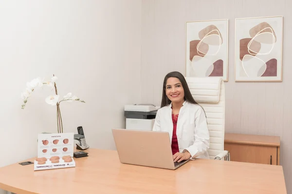 Médica coloproctóloga en Santo Domingo durante consulta privada